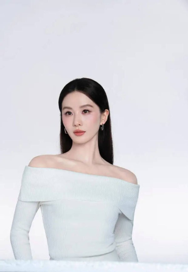 刘诗诗慵懒大气。