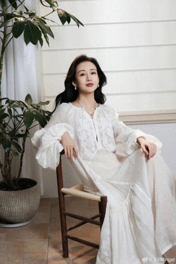 44岁演员王鸥宣布自己单身，曾与德云社何九华多次传出恋情