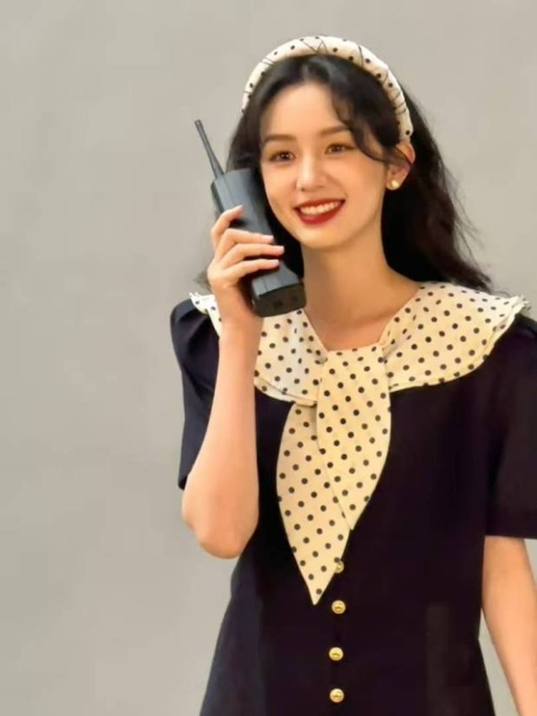 周也笑容明媚治愈。