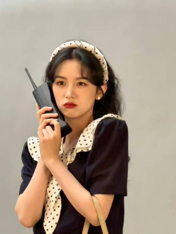 周也嘟嘴，神态娇憨灵动。