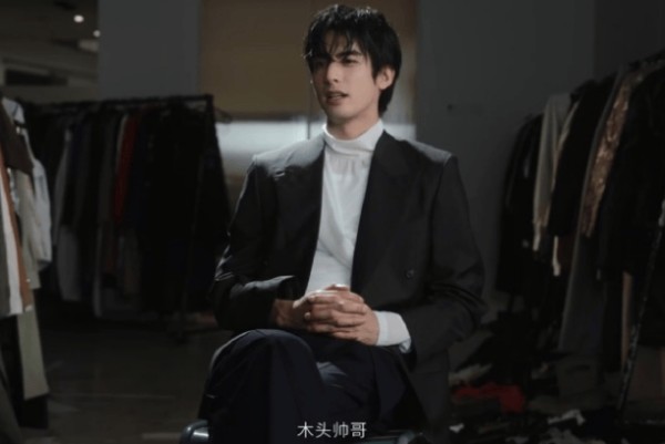 宋威龙采访时回应被叫“木头帅哥” 透露平时会内耗