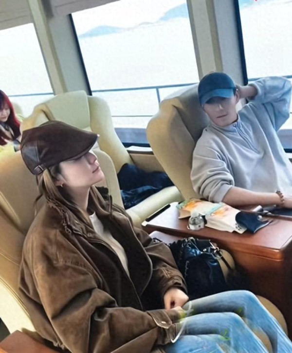 林峰夫妇带岳母浙江游，岳母出镜皮肤白皙漂亮，6岁女儿和外婆亲