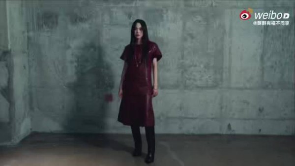 王霏霏这次看秀造型真的戳我，又酷又干练，官方镜头和生图都展现出超强气场