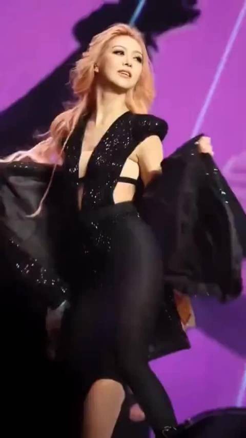 他知道她有这么豪放吗？