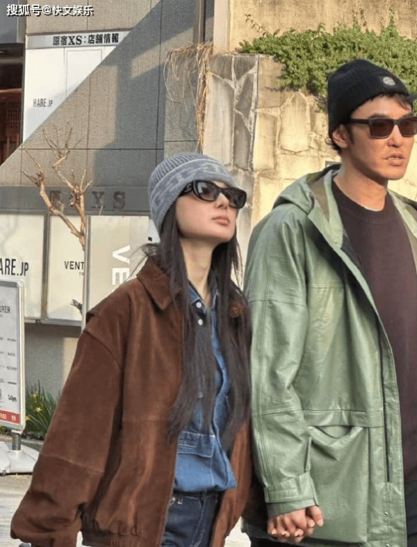 阮经天与20岁女友甜蜜同框，老夫少妻引热议，旱涝两级分化严重