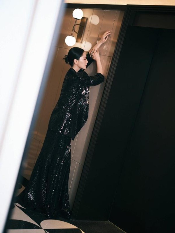 海清神态慵懒妩媚。