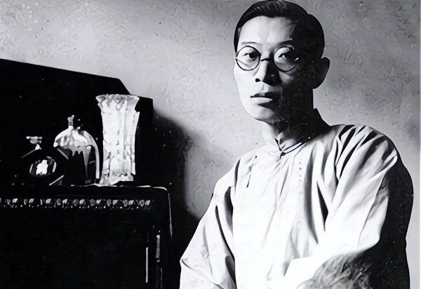 张爱玲写书揭露傅雷婚外情，引发两人多年恩怨，晚年的她悔不当初