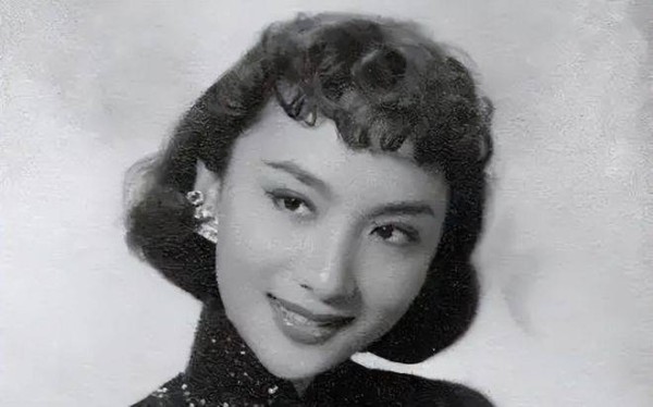 1998年,金庸拿起报纸赫然发现前妻朱玫医院病逝,身边没一个人