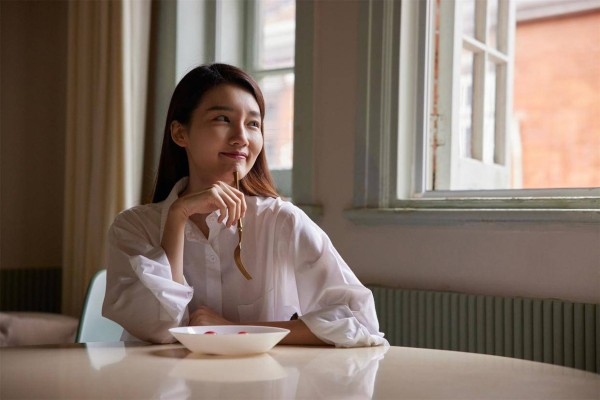 已婚女人疯狂地想你，反而不会直接联系，而是会做件事