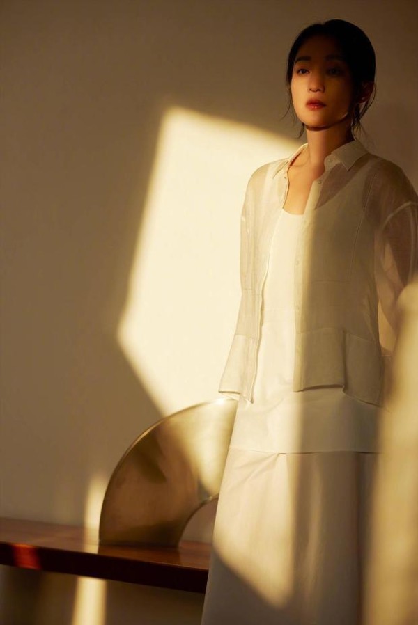 周迅拍摄光影氛围感美照,松弛感拉满。
