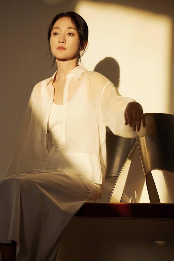 51岁周迅光影氛围感写真，穿白色素衫温柔知性
