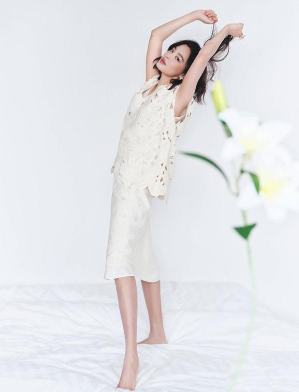 辛芷蕾穿白色镂空上衣清新靓丽