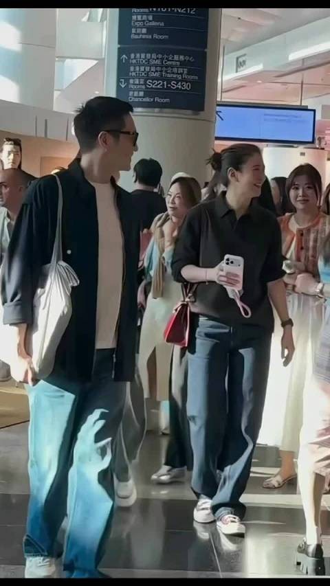 张智霖袁咏仪香港看展,胡须花白显沧桑