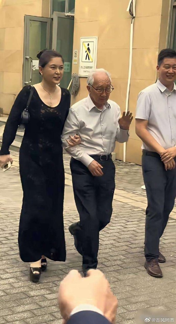 47岁女星嫁91岁画坛泰斗,被骂图遗产13年,如今她活成这样…