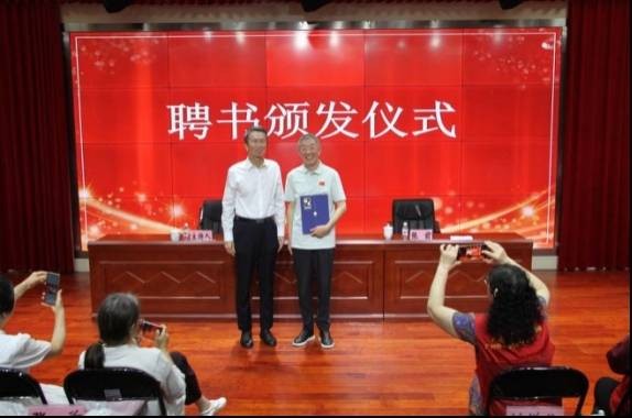 广州老年大学“银发智库”已汇聚1400多名银发专家，电视剧《亮剑》导演张前成为新入库专家