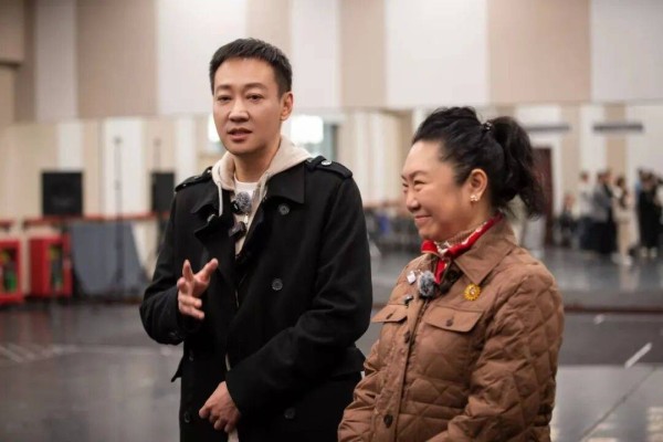 辛柏青露面,探班话剧《青蛇》