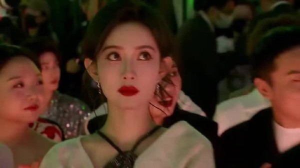 本以为孟子义已算是国色，谁料镜头转到李沁，简直惊为天人