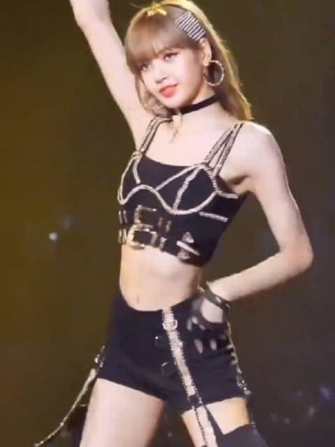 Lisa晒泳装照引热议,好身材与舞蹈魅力并存