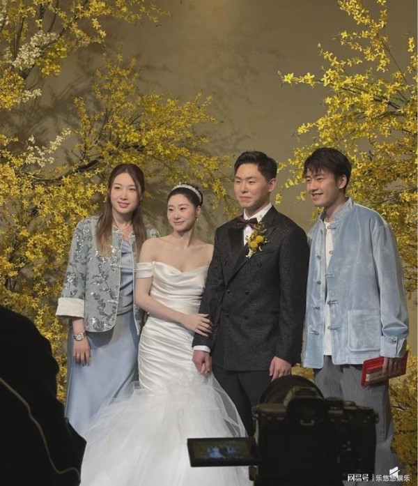 钱天一王昶参加好友婚礼,穿新中式情侣装,王昶兜里装了很多红包