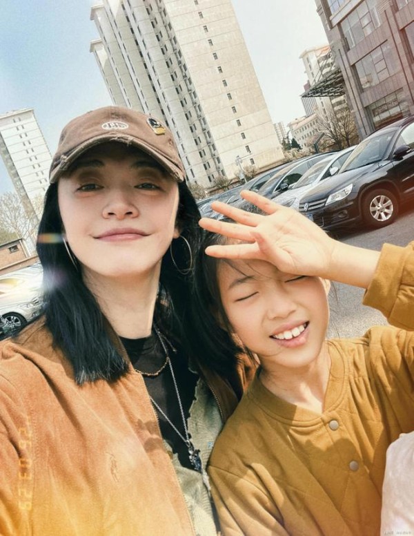 姚晨周末送女儿上芭蕾课，9岁小茉莉个子高瘦，模样很像爸爸曹郁