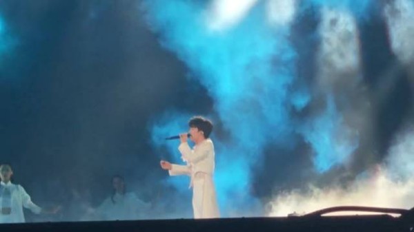 周深舞台三曲连唱切换声线引歌迷共鸣