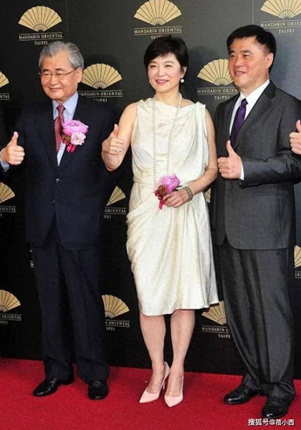 72岁林青霞剪了超短发减龄25岁，穿白色连衣裙，完全没有大妈味