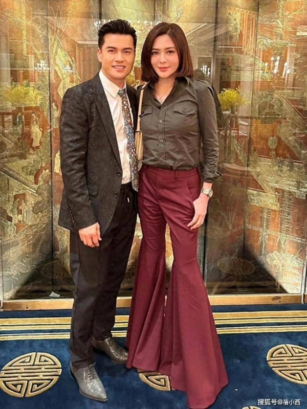 63岁“关之琳”与吕良伟豪宅内聚会，穿衬衫+喇叭裤，美出新高度