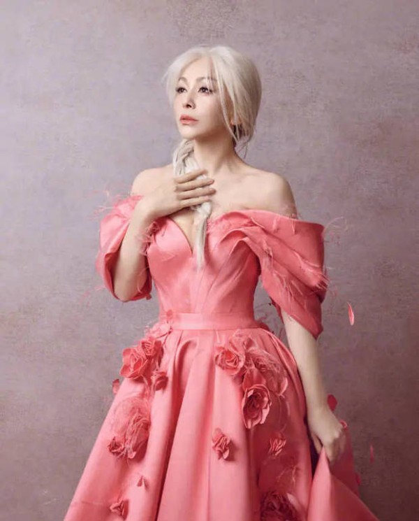 这竟然是55岁的雪姨，这状态太抗打了。