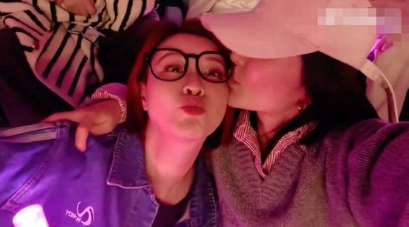 谢娜还发文称：“左亲亲右亲亲，多年好友，这就是爱。和闺蜜一起看演唱会，快乐加倍。”