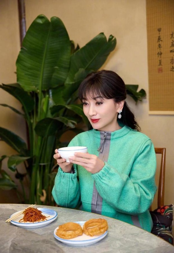 赵雅芝品尝老北京豆汁儿。