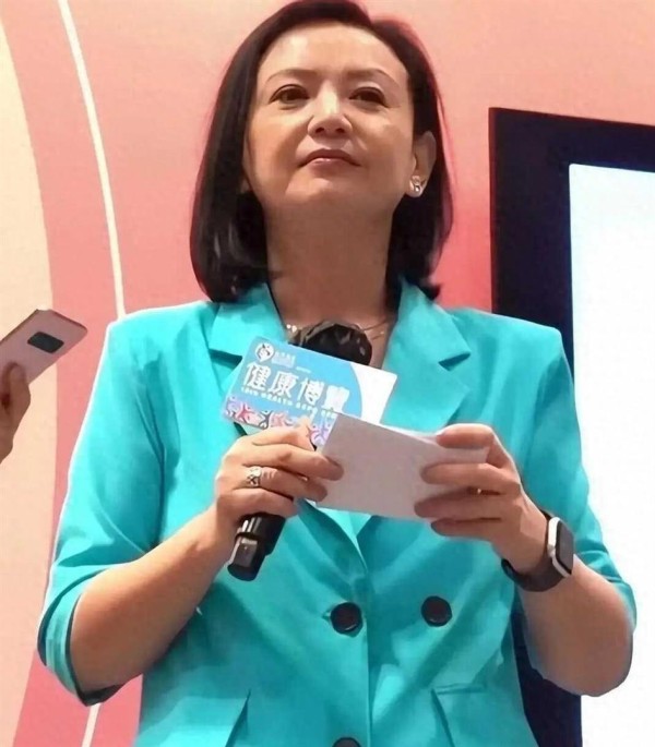 曾华倩无滤镜生图,她的变化太大了,年轻时的她算得上是顶级神颜