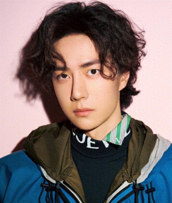 王一博与乐华续约，王一博13岁加入公司，乐华拟向其授出1250万股