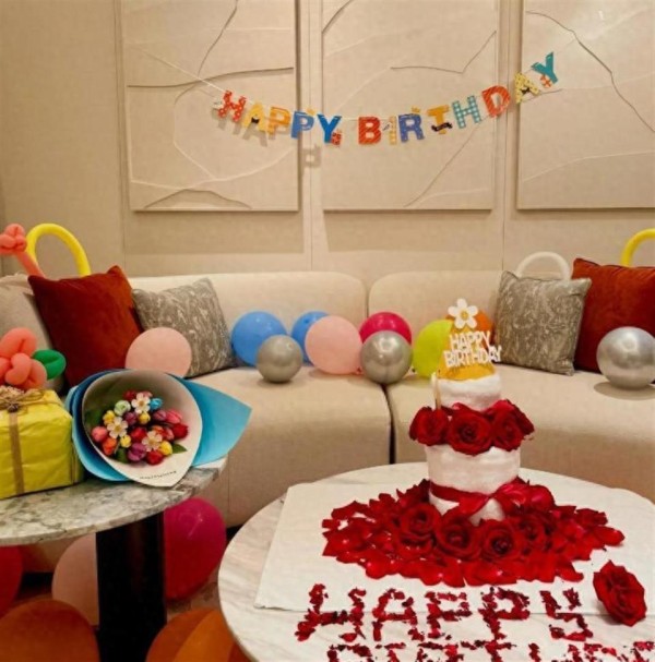 47岁陈乔恩提前过生日，鲜花蛋糕堆满屋，打扮时髦看着像二十出头