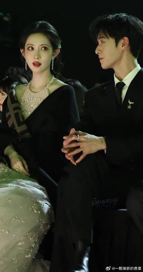 “姐姐又来瞪我了”