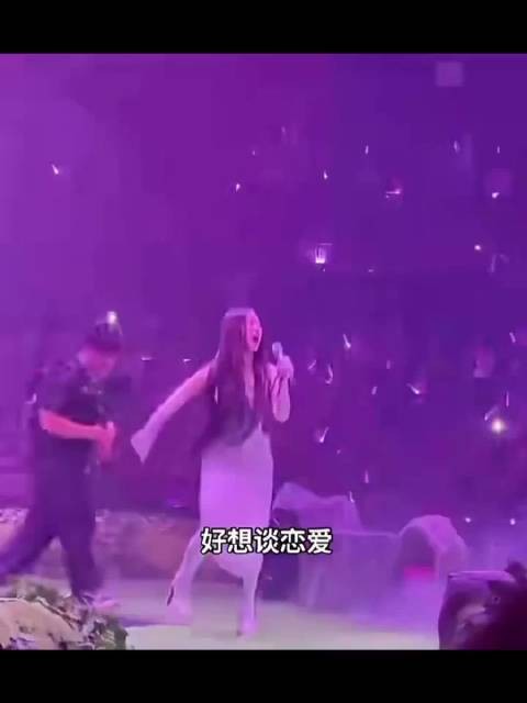 单依纯《好想谈恋爱》舞台引发网友热议,你怎么评?