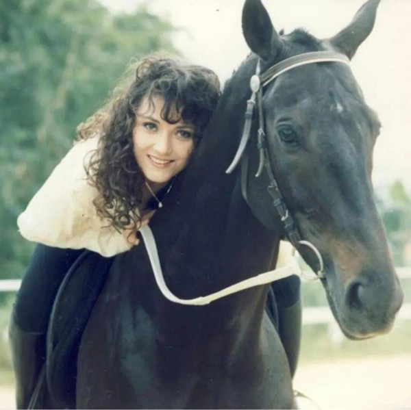 一路走好！香港资深艺人突传离世，前夫是TVB老戏骨，黄霑鼓励入行