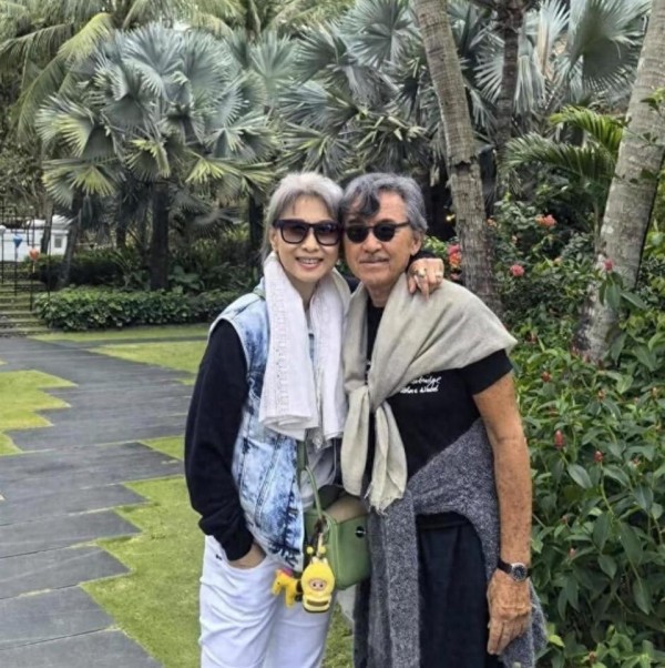 78岁林子祥携家人度假，叶蒨文65岁，白发苍苍但气质超棒！