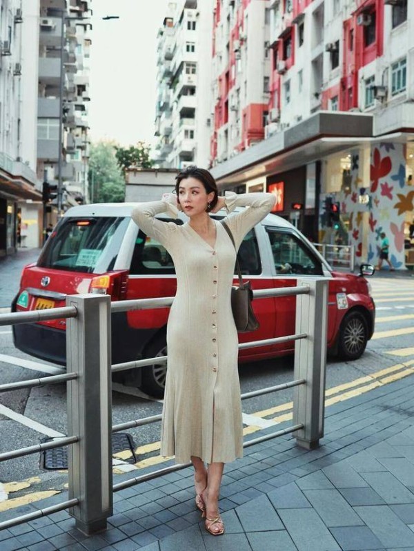 香港女星与视帝老公结婚12年，近况曝光生活写意，巨钻戒吸尽目光