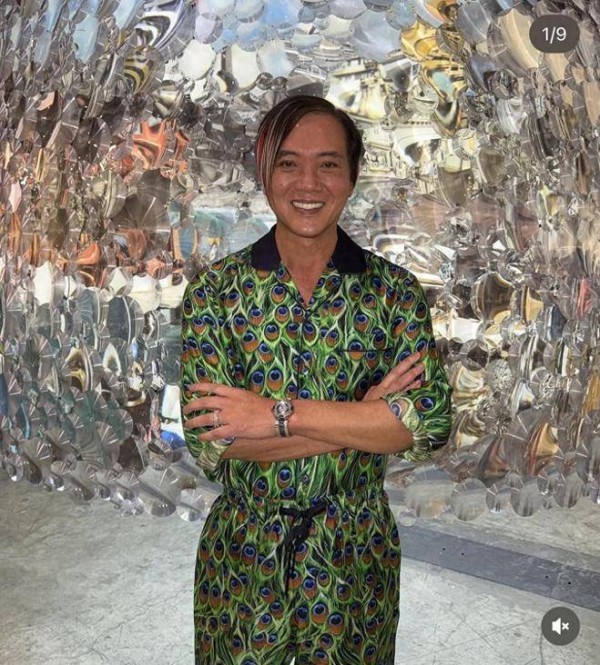 洪永时回香港看艺术展，一身土豪装引人注目，与妻子搂腰旁若无人