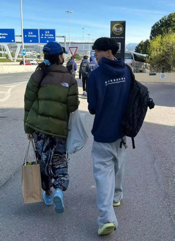 张柏芝晒与二儿子背影合照,Quintus侧脸好帅,15岁身高受瞩目