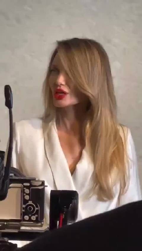 朱莉被指眼睛状态异常,实为上眼睑松弛与医美效果叠加