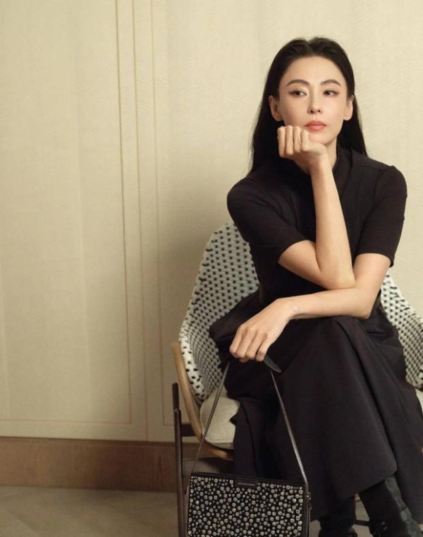 张柏芝坐椅拍大片，黑裙尽显飒爽气场。