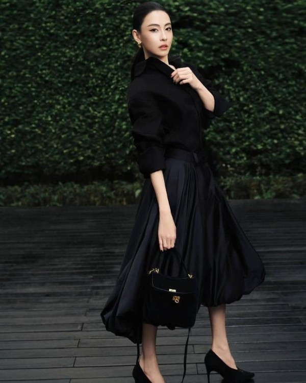 张柏芝黑裙干练气场全开。