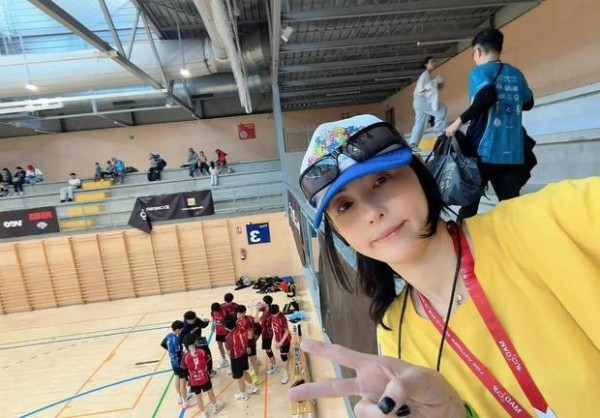 张柏芝球场比耶，黄衣活力满满。