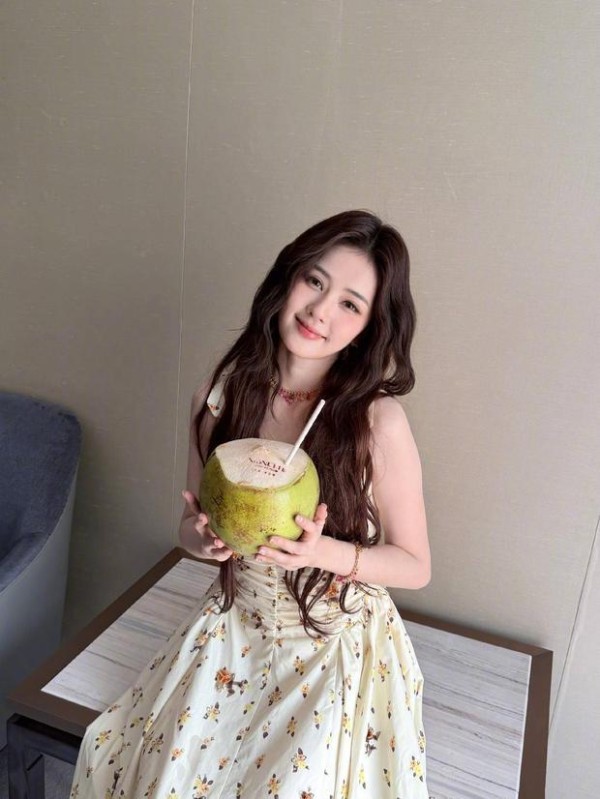 白鹿托椰侧望,神态慵懒又清甜。