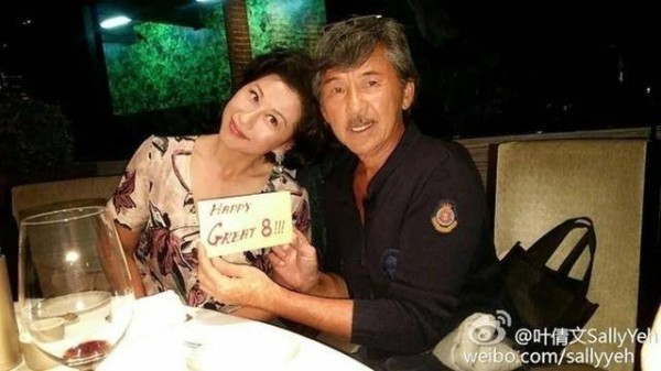 香港知名天后罕谈嫁天王原因，结婚29年宠成少女，街头搂抱太甜蜜