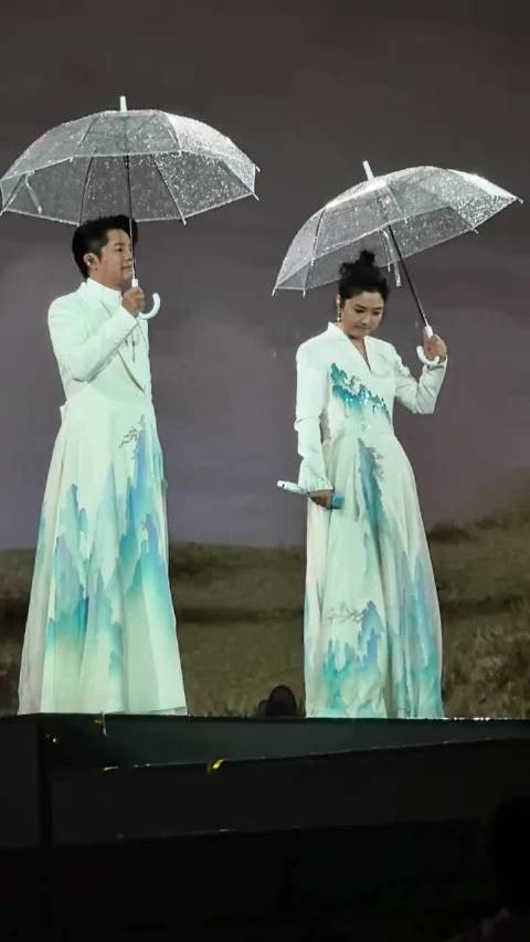 曾毅扔伞致玲花淋雨，两人互动引热议