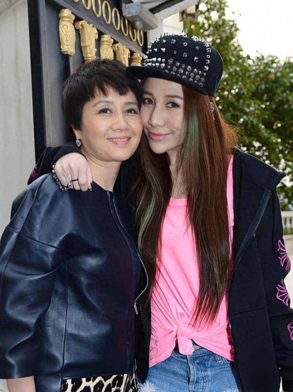 何超盈6岁女儿辛千觅举办个人艺术展，屡获大奖，母女同框好有爱