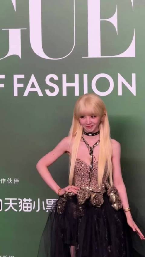 进入爱豆预备役的田曦薇，如果没有中间项链会更完美