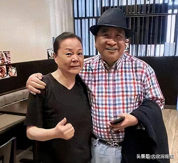 75岁姜昆去看望46岁女儿，父女两个人和谐相处